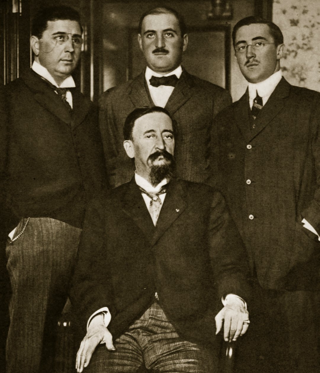 1911年3月、ニューヨークのアスターホテルにあるフランシスコマデロと3人の息子、グスタボ、ガブリエル、エヴァリスト 作： ポール・トンプソン