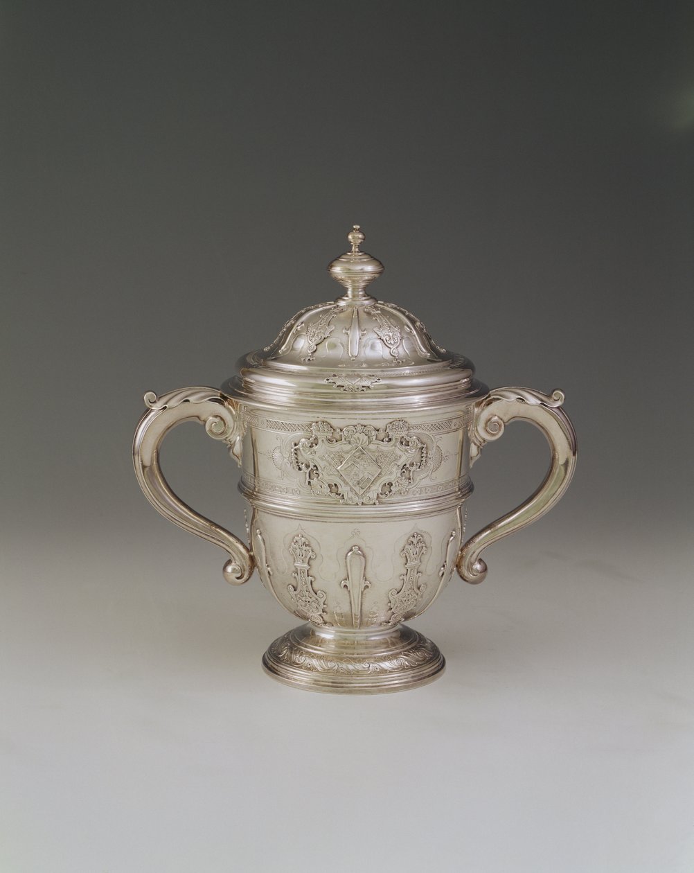 両手持ちのカップとカバー、1730-31 作： ポール・ド・ラメリー
