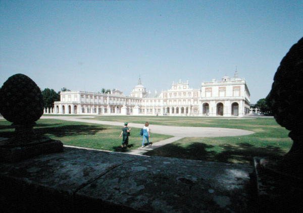 1715年に再建された王宮と庭園（写真） 作： ペドロ・カロ・イドロゴ
