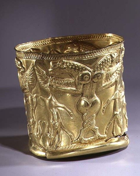 神話上の生き物で飾られたゴブレット、イラン北西部、紀元前1200年〜1100年（エレクトラム）（229345も参照） 作： ペルシャ語学校