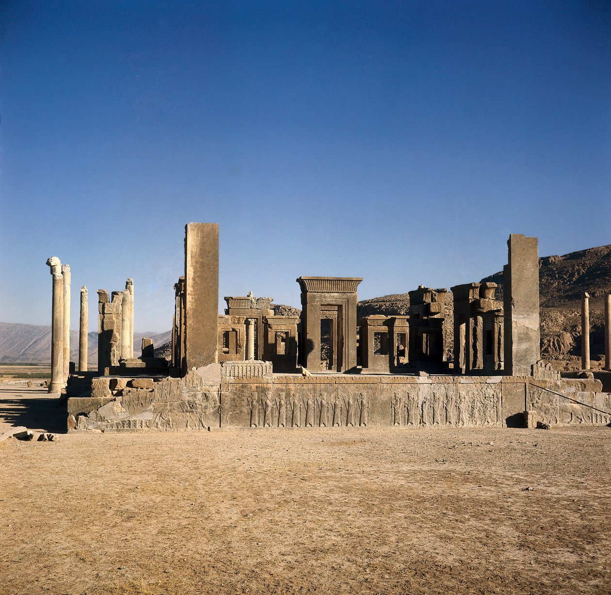 ""ペルセポリス（イラン）のダレイオス1世（紀元前550～486年）の宮殿 "" アイメネスのペルシャ帝国の遺跡。紀元前6～5世紀 作： ペルシャ語学校