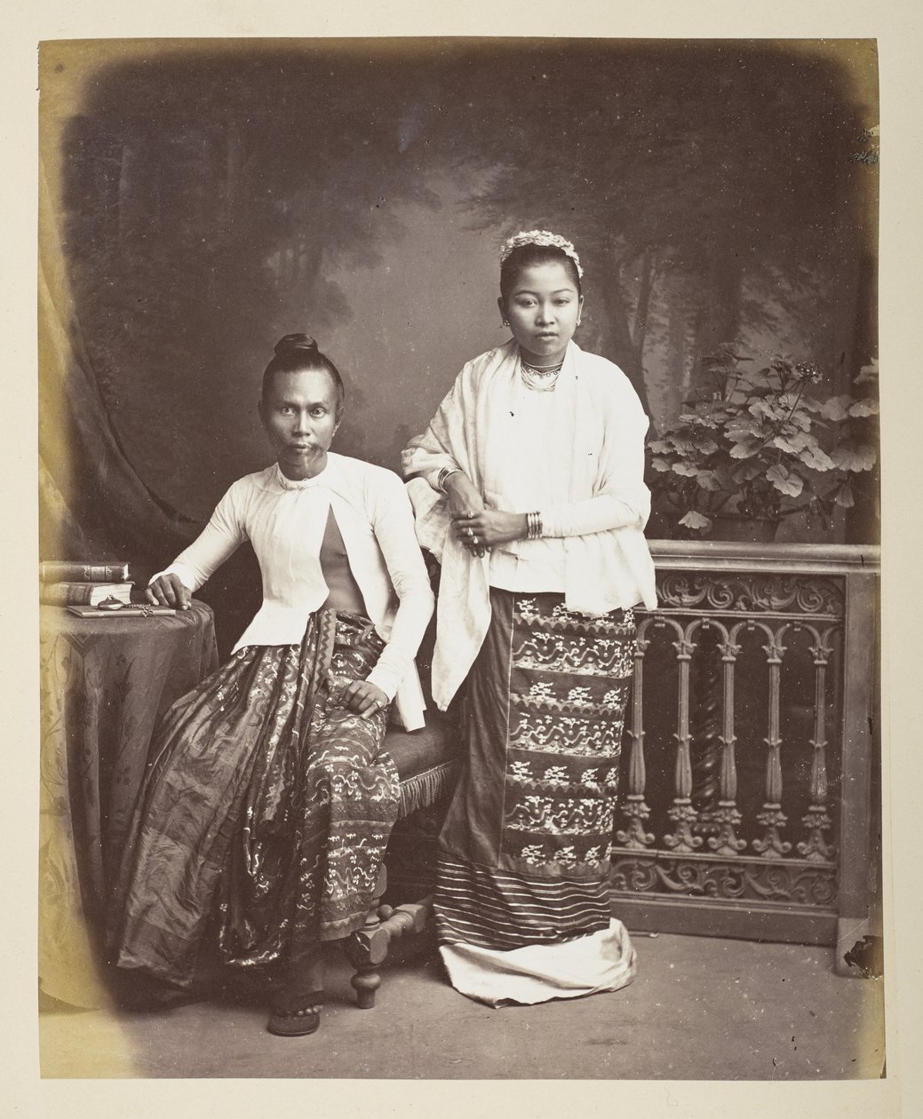 ビルマの男性と妻の肖像、写真家: Klier、Philip Adolphe Gladstone コレクション 作： フィリップ・アドルフ・クリエ