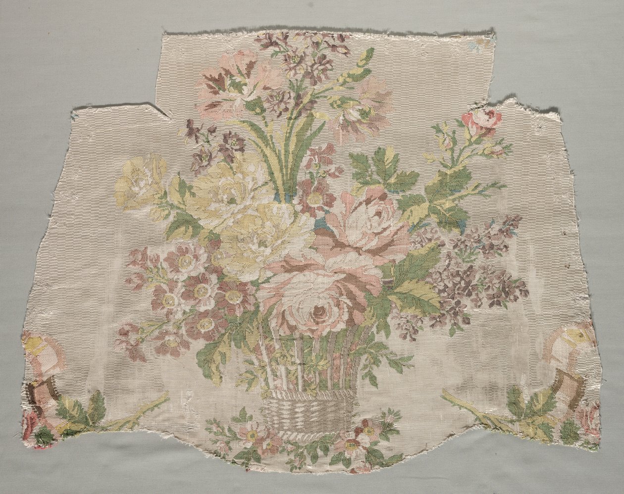 シルクの断片、Le panier fleuri と呼ばれるパネルの一部、1770 年。 作： フィリップ・ド・ラサル