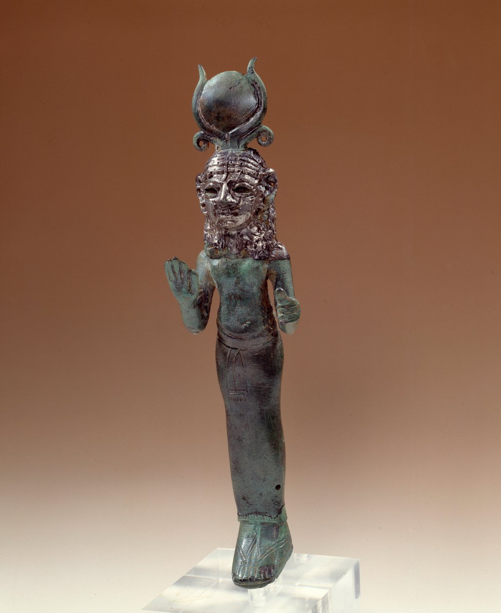 オリエンタル・アンティキティーフェニキアの女神。ブロンズと銀の彫像。紀元前700-600年パリ、ルーヴル美術館 作： フェニキア人
