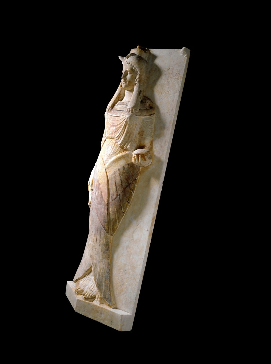 フェニキア文明：女性（横たわっている）の表現が彫られた大理石の石棺