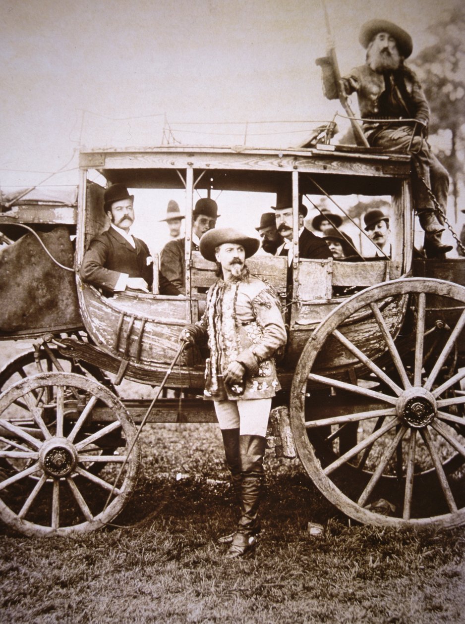 バッファロー・ビル・コーディ（1846-1917）とデッドウッドのコーチ（モノクロ写真 作： 写真家 アメリカ人