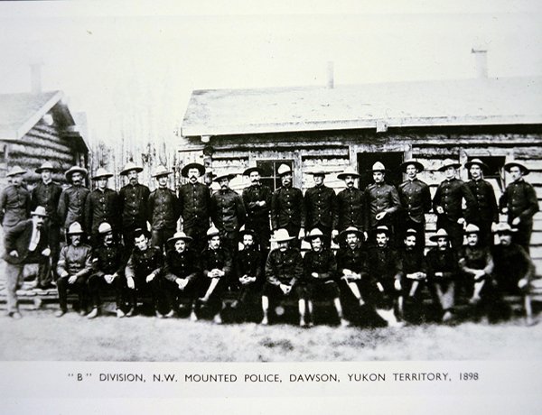 1898年、ゴールドラッシュに沸くユーコン準州ドーソンの北西騎馬警察B師団(モノクロ写真) 作： 写真家 カナダ人
