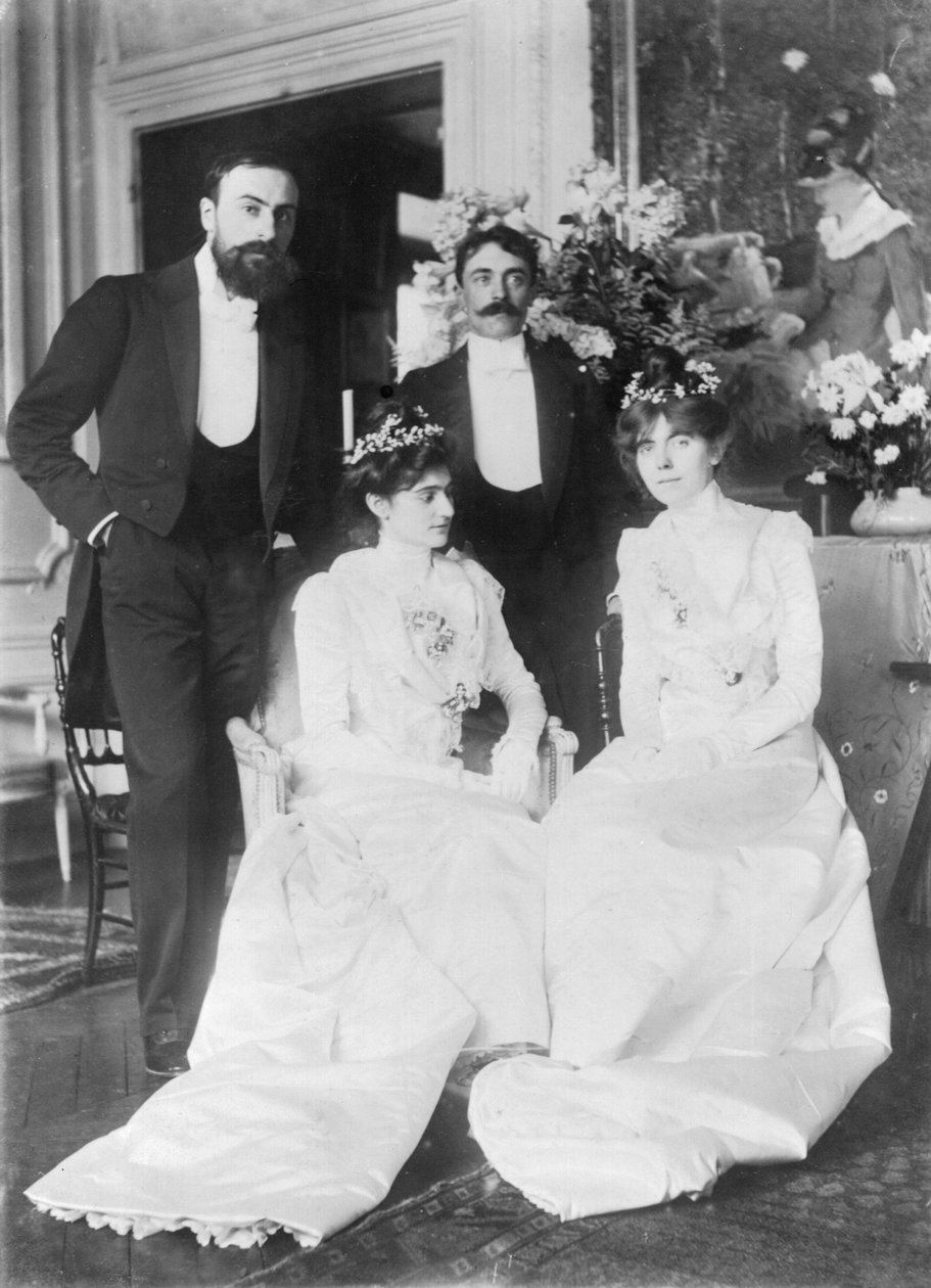 左から右: エルネスト・ルアール (1874-1942) と妻のジュリー・マネ (1878-1967)、ポール・ヴァレリー (1871-1945) と妻のジャンニー・ゴビヤール (1877-1970)、1900 年 5 月の結婚当日 (b/ w写真） 作： 写真家フランス人