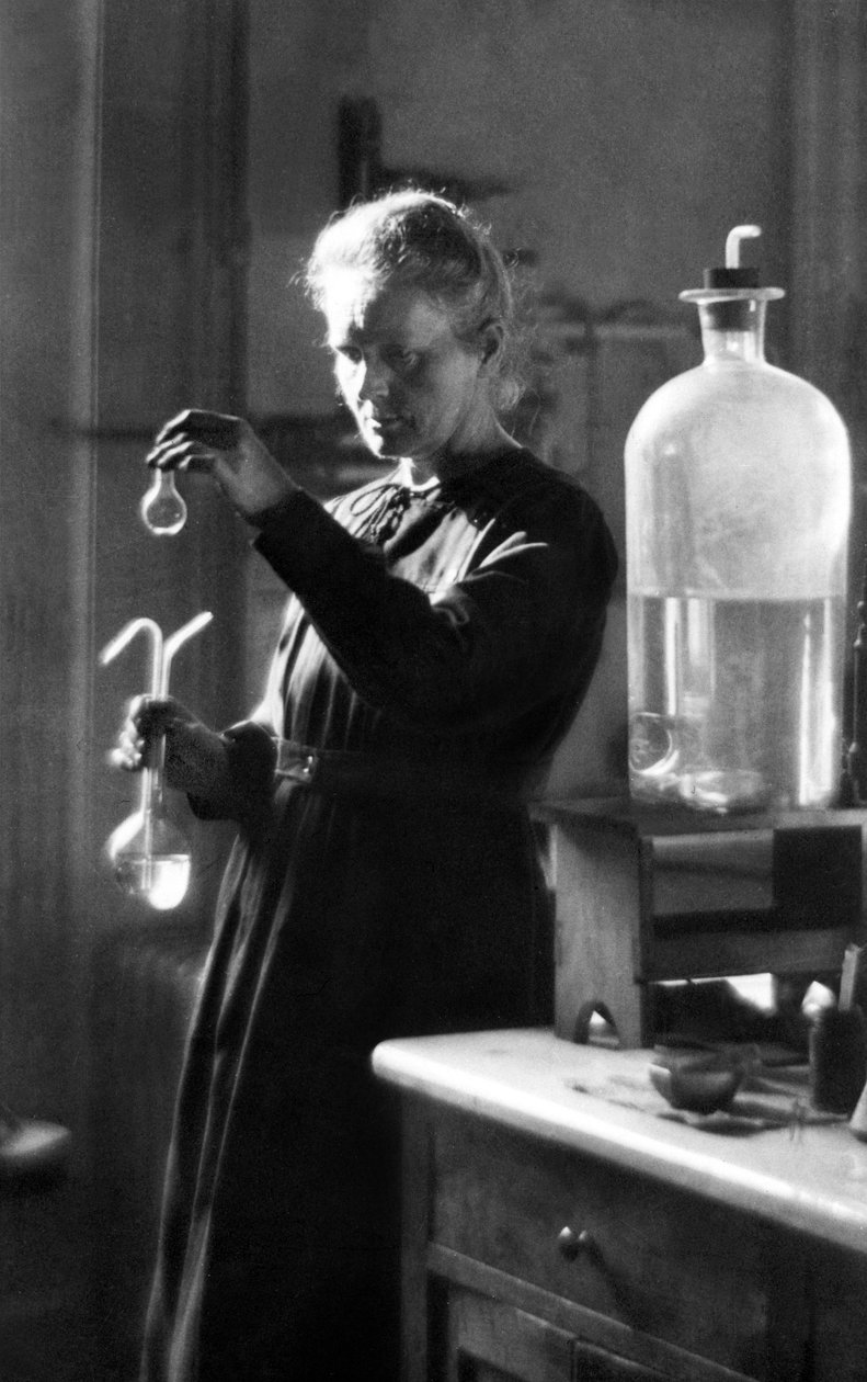 1925年、研究室でのキュリー夫人（モノクロ写真） 作： 写真家フランス人