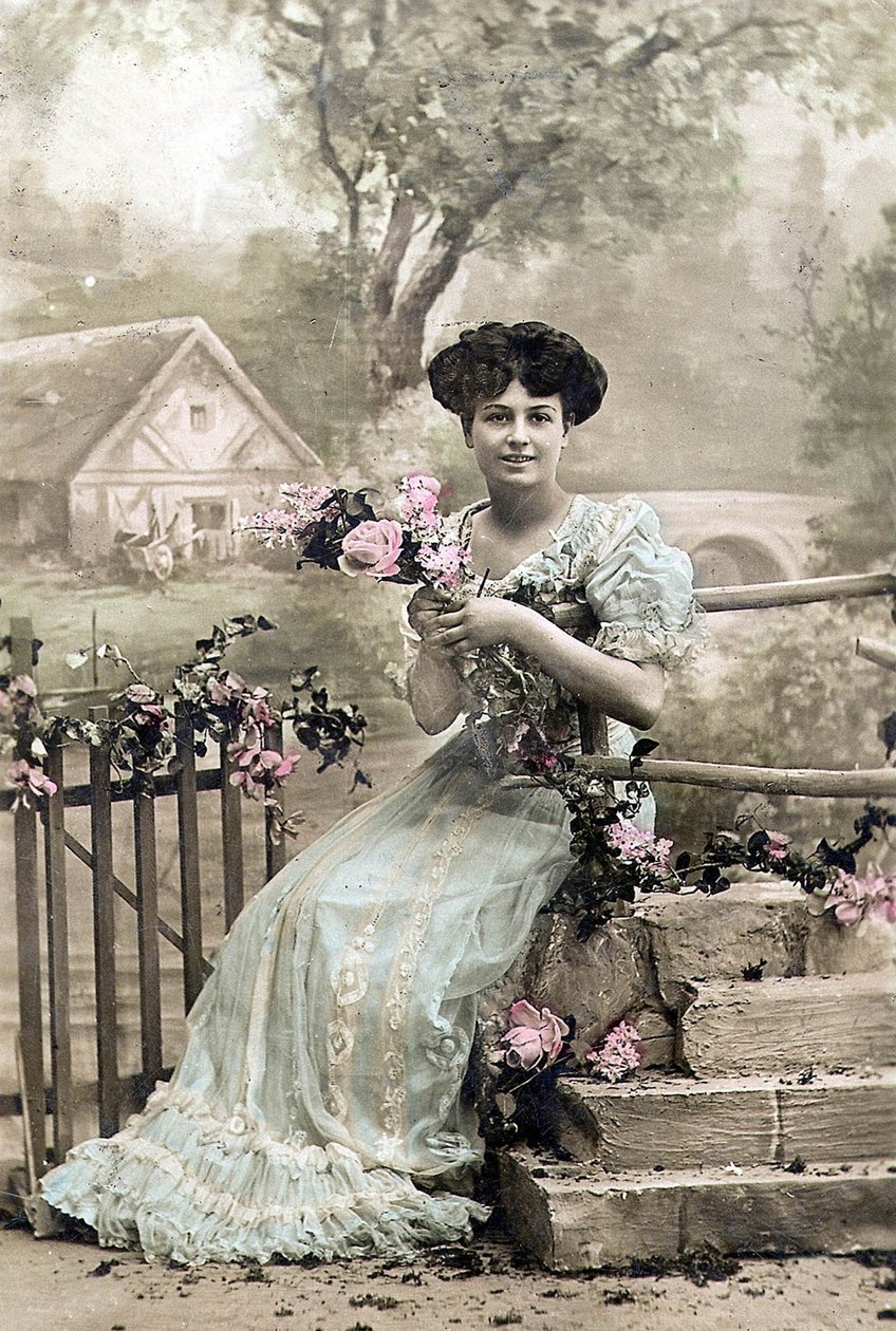 花輪を持つ女性、はがき、c. 1900年（手彩色写真） 作： 写真家フランス人