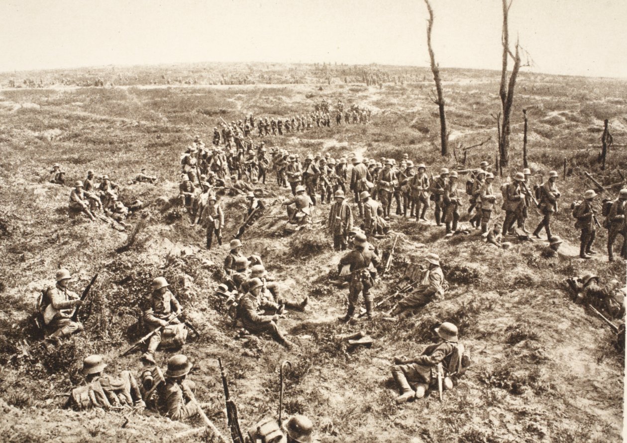 退却する敵を追ってChemin des Damesを渡るドイツ歩兵（1918年5月27日）（モノクロ写真 作： 写真家ドイツ語