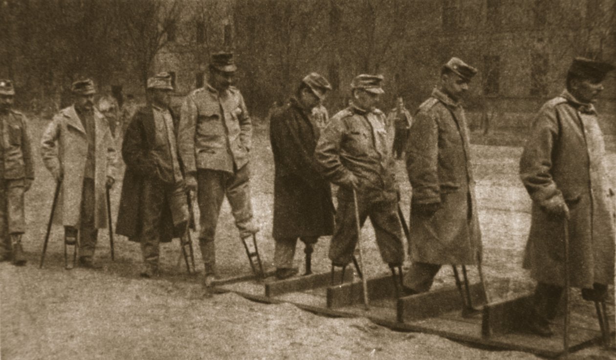 ブレスト・リトフスク病院にて：義足で歩行練習をするオーストリアの不自由な人たち（『The Illustrated War News』1916年7月26日号より）（セピア色の写真 作： 写真家ドイツ語