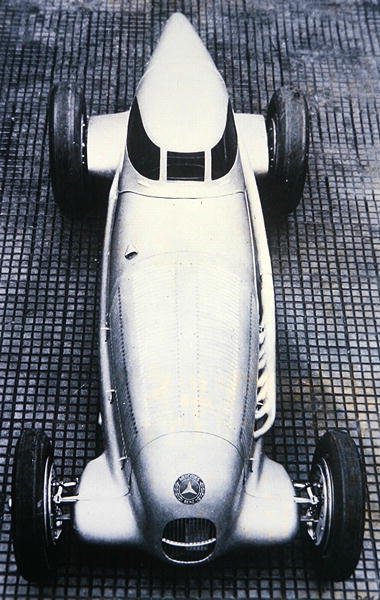 アウトバーンで速度記録を樹立したメルセデス・ベンツの特別仕様車「レコルドワーゲン」（モノクロ写真） 作： 写真家ドイツ語