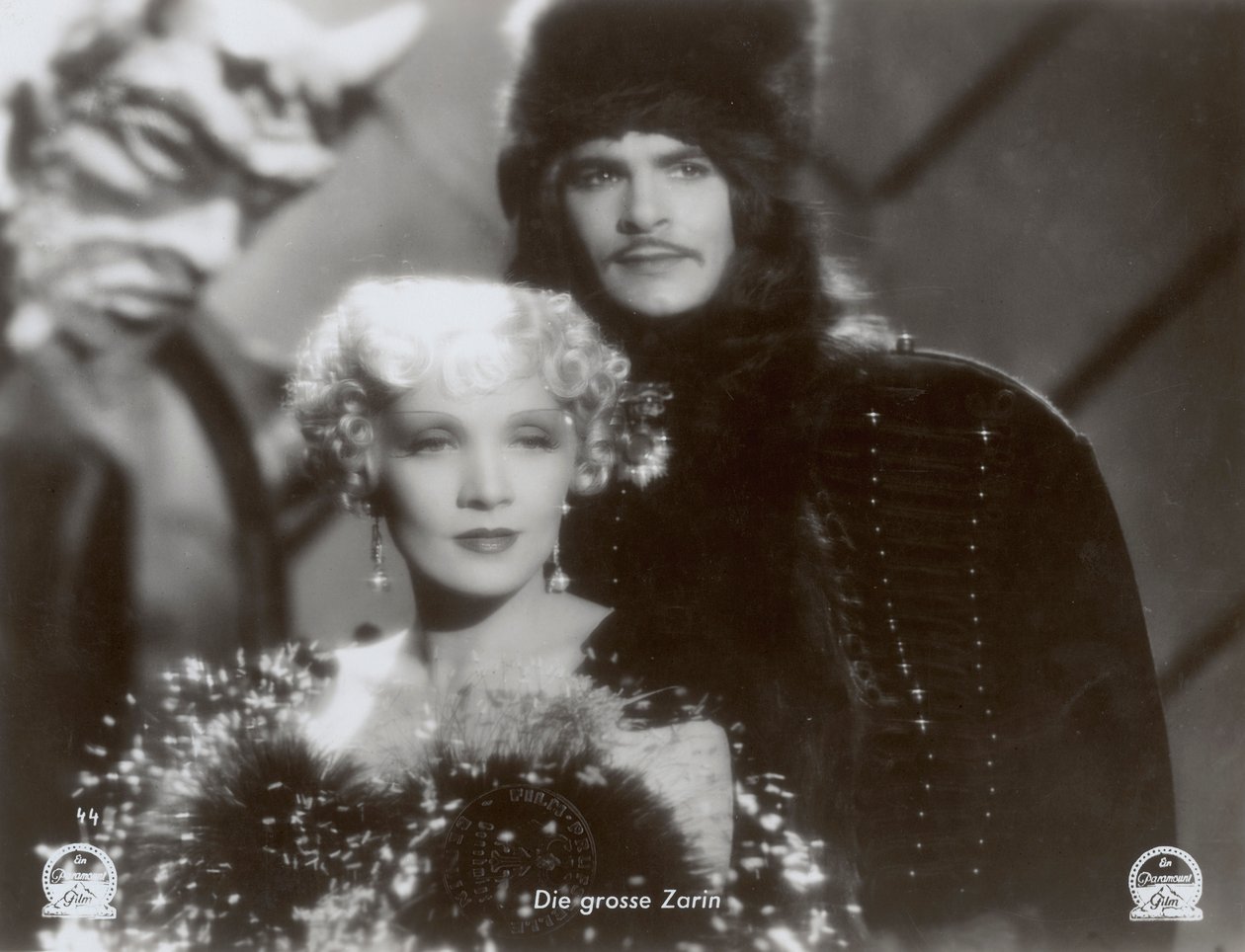 マレーネ・ディートリッヒとジョン・ロッジが共演した映画『緋色の女帝』のスチール写真 作： 写真家ドイツ語