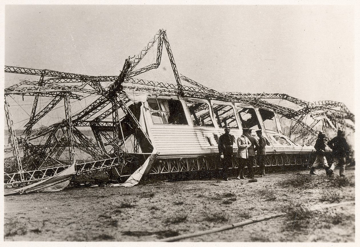 1912年6月28日に破壊されたツェッペリンLZ10「シュヴァーベン」の廃墟（モノクロ写真 作： 写真家ドイツ語