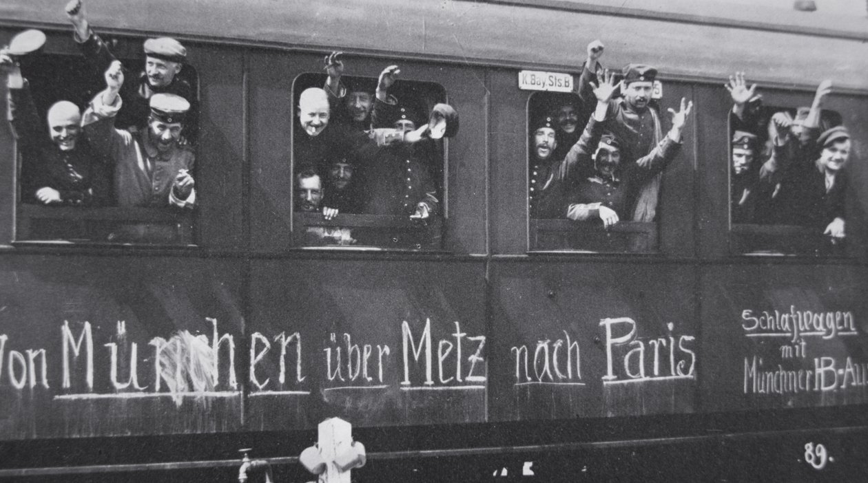 第一次世界大戦 ドイツ軍は「ミュンヘンからメッツを経てパリへ」と書かれた鉄道車両に乗って前線に出発する（1914年9月）（モノクロ写真 作： 写真家ドイツ語
