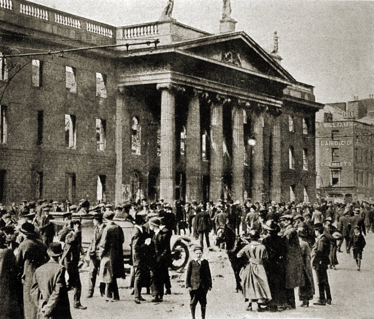 1916年4月、アイルランド・ダブリンのオコーネル通りにある郵便局とイースター・ライジング（モノクロ写真）。 作： 写真家アイルランド