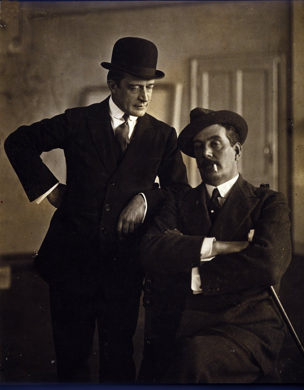 作曲家のジャコモ・プッチーニ（1858-1924）と音楽出版者のティート・リコルディ2世（1865-1933）。 作： 写真家イタリア語
