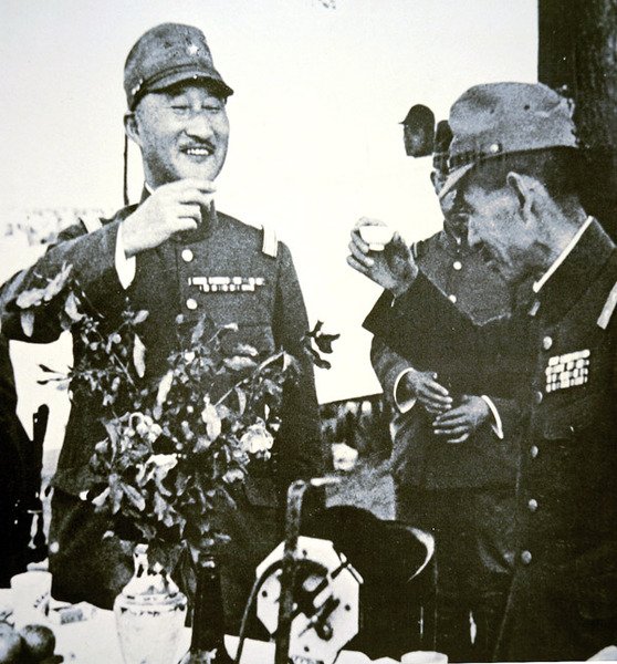 5月に中国・許昌を陥落させた寺内・秦両将軍は酒で乾杯した。 作： 写真家日本人