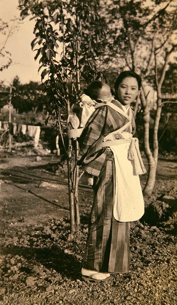日本のお母さんと赤ちゃん 作： 写真家日本人