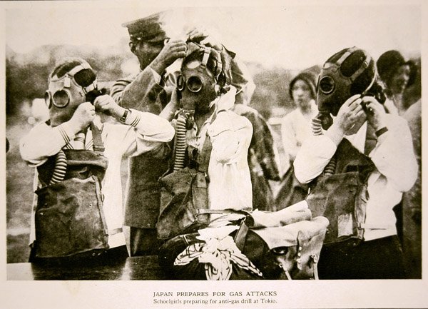 日本の女子学生が東京で対ガス航空攻撃訓練を行う 作： 写真家日本人