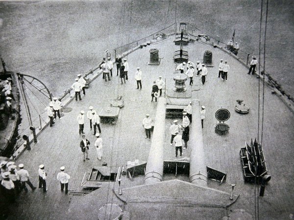 日本最大の軍艦であり、東郷元帥の旗艦である「三笠」の前甲板(モノクロ写真) 作： 写真家日本人