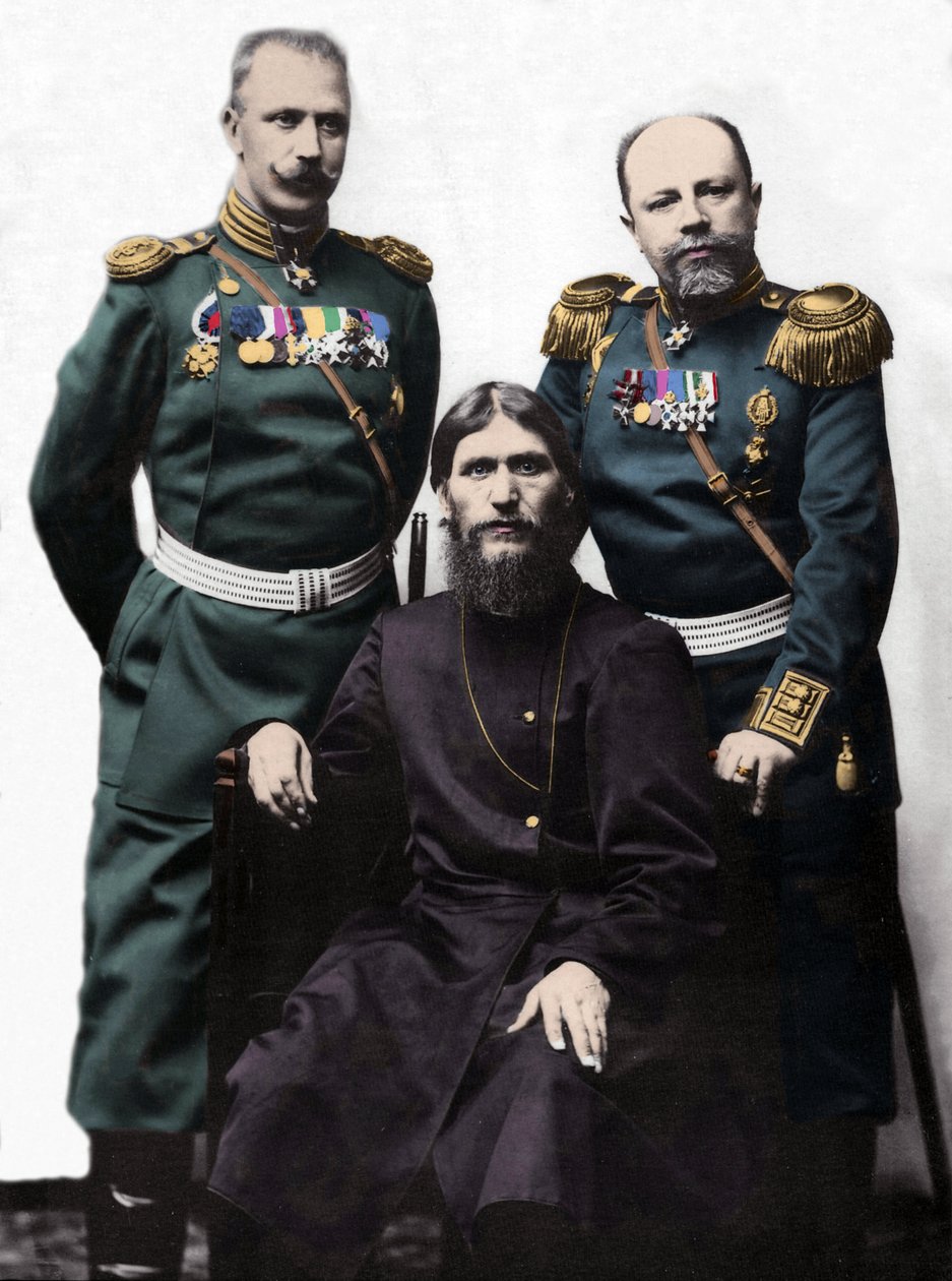 ラスプーチン(Rasputin)として知られるグリゴリー(Grigory) lefimovich Novykh(1869-1916)とフォン・ローマン大尉、プチャーチン王子大佐。(左から右へ。ミハイル・プチャーチン王子、グリゴリー・ラスプーチン、D・ローマン大佐) 作： 写真家ロシア語