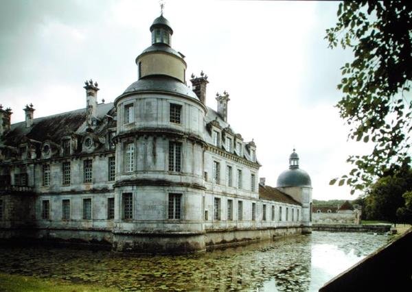 1642-50年に建てられた庭園からのファサードの眺め 作： ピエール・ル・ムエ
