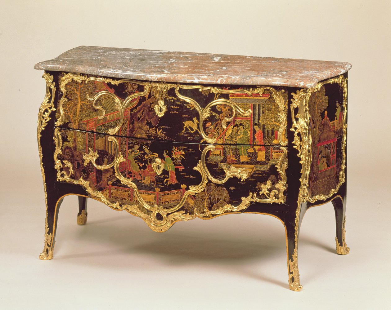 Louis XV便器、c.1745（ormoluでマウントされた黒、金、多色のラッカーが塗られた木材）（222379も参照） 作： ピエール・ルセル