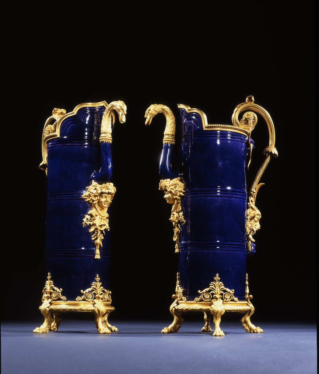 2つの水差し、1767年頃（磁器にブロンズの縁取り 作： ピエール・グティエール