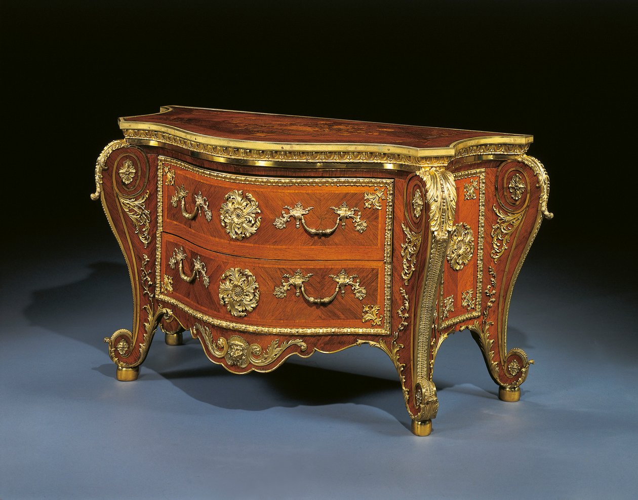ジョージ3世のボンベ箪笥、1760-65年頃（ローズウッド、フルーツウッド、寄木細工） 作： ピエール・ラングロワ