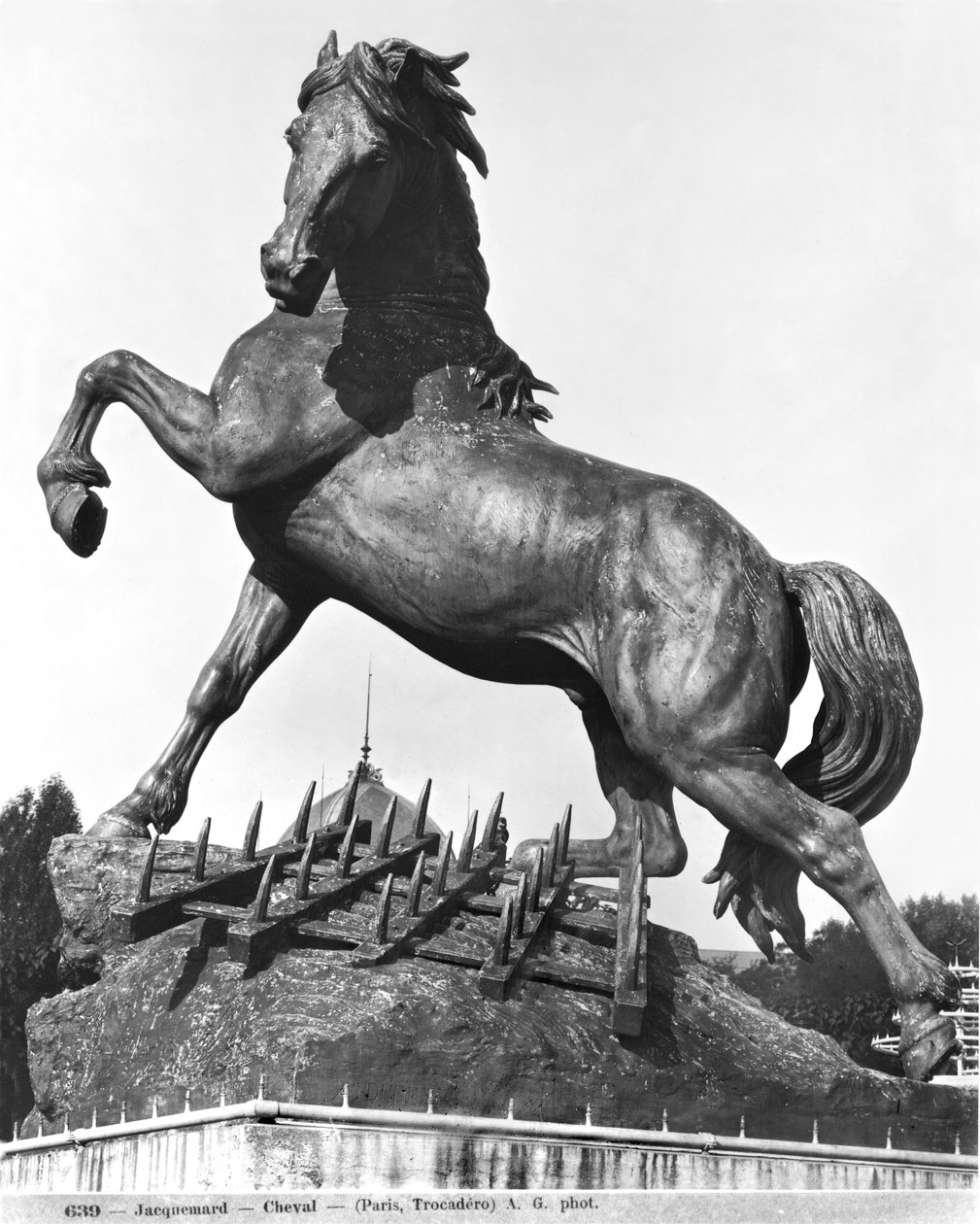 1878年、1878年に万国博覧会のために建設された最初のトロカデロ宮殿の前にあるハローを付けた馬（ブロンズ） 作： ピエール・ルイ・ルイヤール