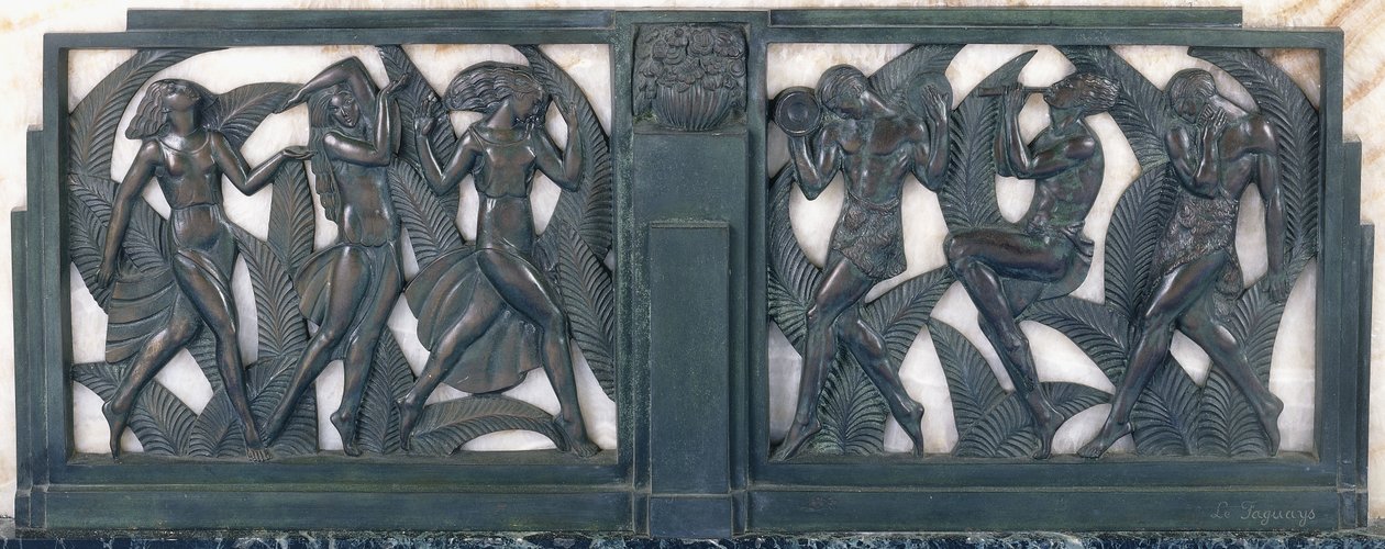3人の古典舞踊の女の子と3人のミュージシャンを描いたフリーズ、c.1910-1935（緑青のブロンズ、縞模様の白い大理石、緑の大理石の台座） 作： ピエール・ル・ファグアイ
