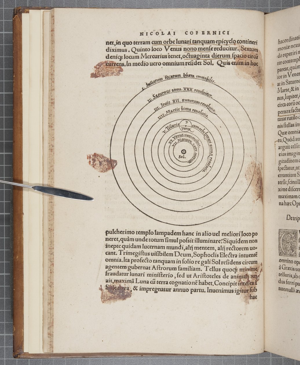 Fol 9 verso, "De revolutionibus orbium caelestium", Nicolaus Copernicus (the engraving) 作： ポーランド語学校
