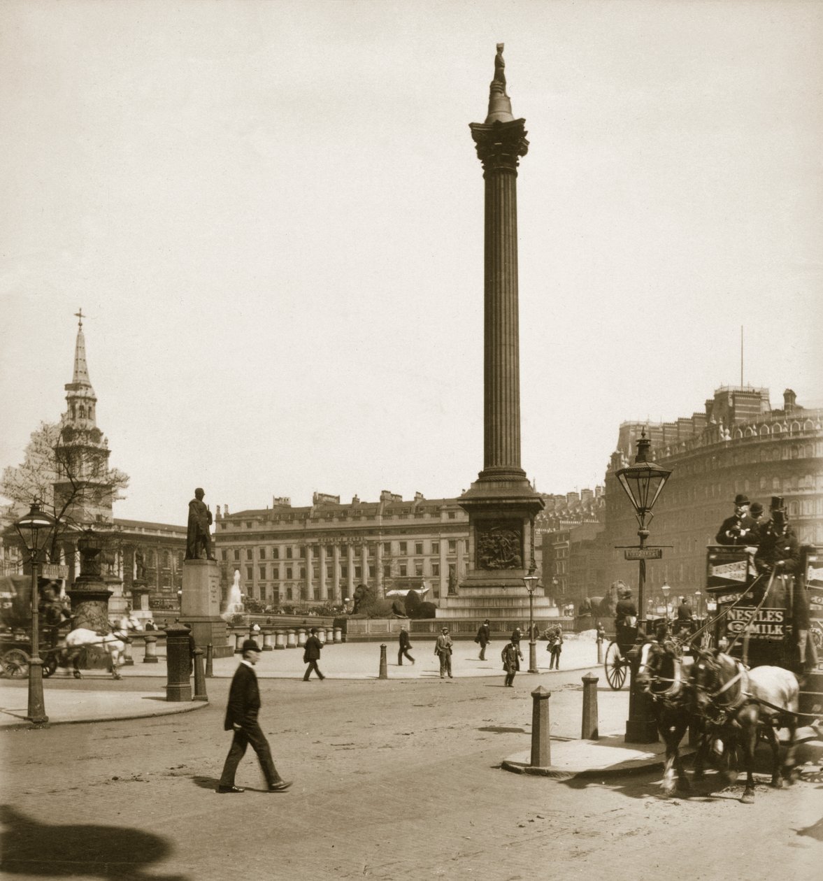 トラファルガースクエア、ロンドン、1893年5月11日 作： ポルトガルの写真家