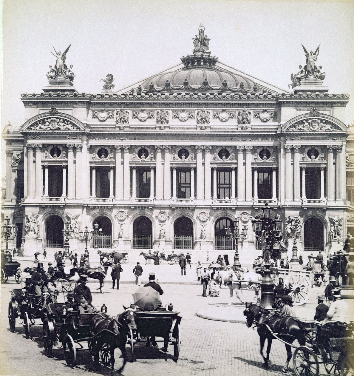 オペラハウス、パリ、1893年5月14日 作： ポルトガルの写真家
