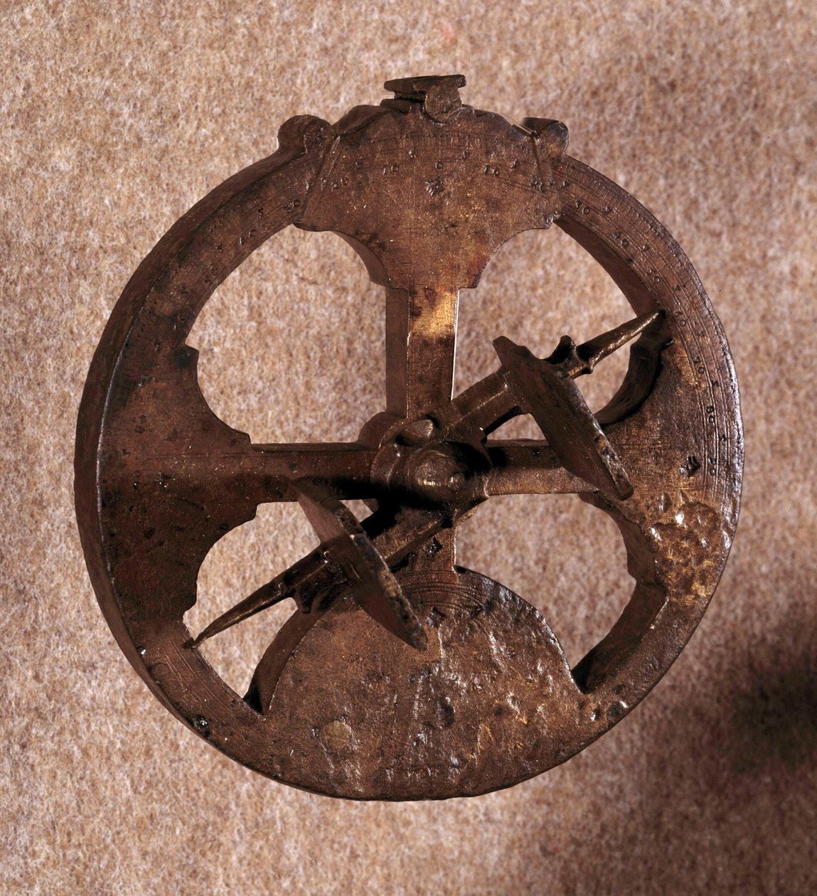 航海士が使用していた天文測定器「アストロラーベ」。ポルトガル製。1648. 作： ポルトガル語学校