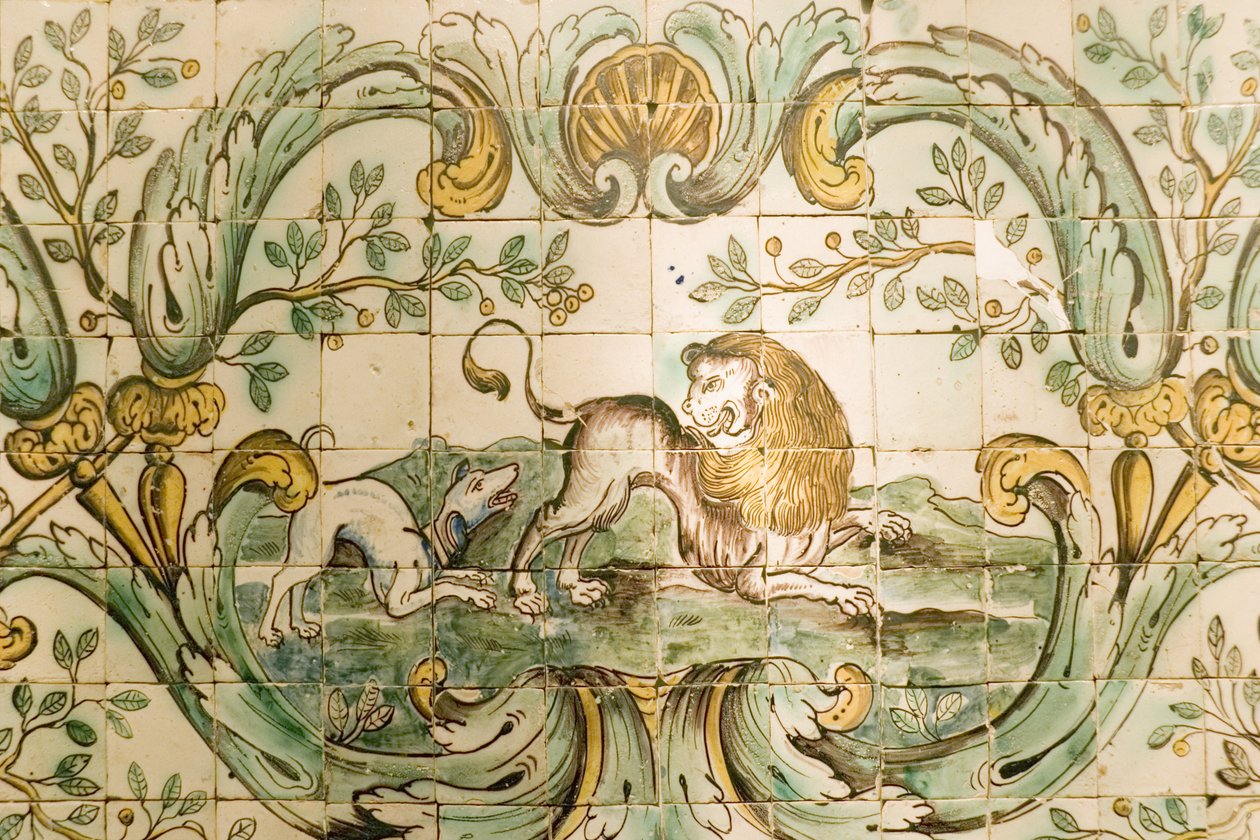 ベレンのパラシオダプライアにある狩猟室のライオンを追いかける犬のタイルを描いたマジョリカ、1680年頃（セラミック） 作： ポルトガル語学校