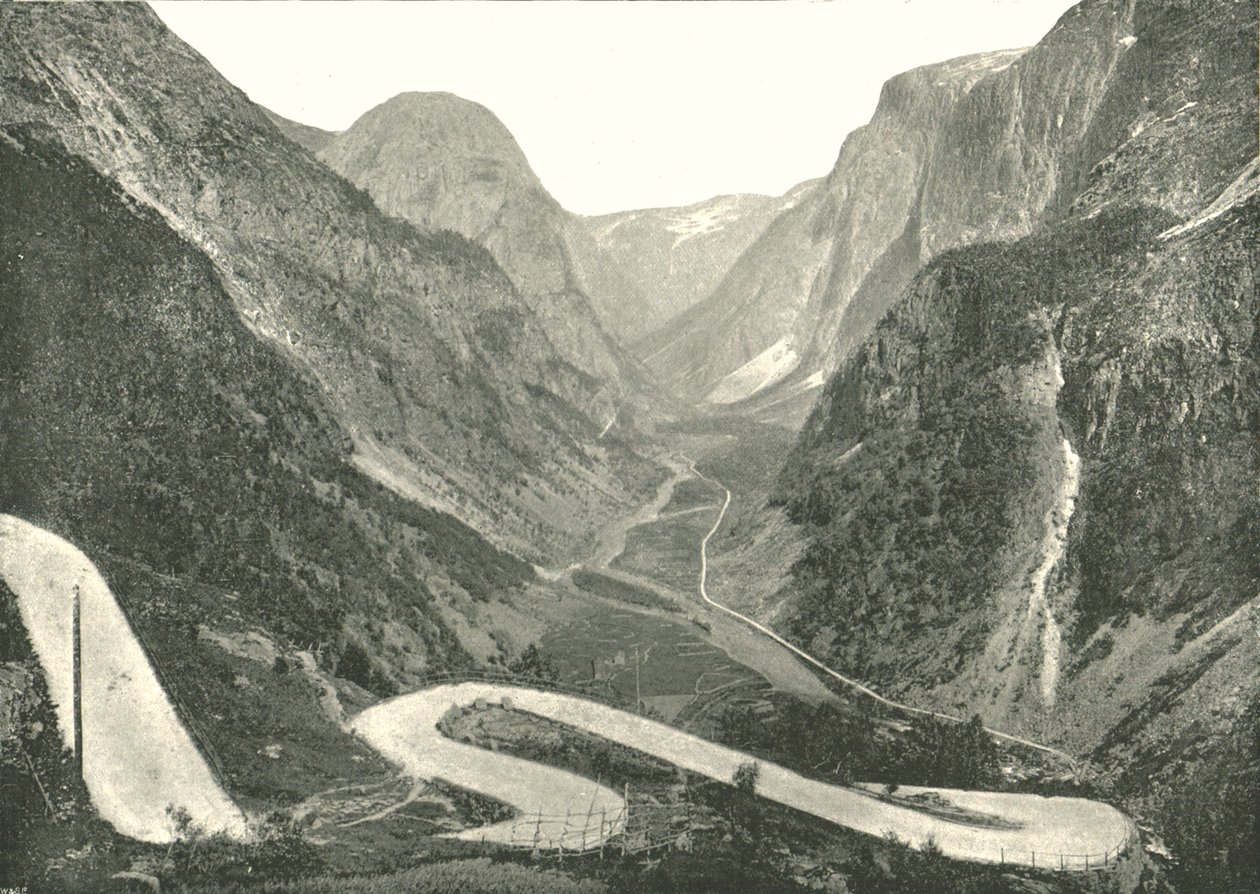 ジグザグ道路と滝、ノルウェー、シュタルハイム、1895年。 作： ポールトンとCo
