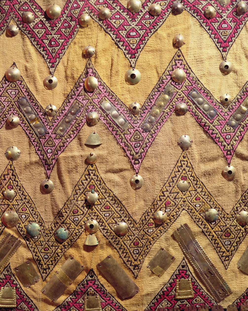 12世紀から13世紀にかけて、ペルーのチャンカイ産、金の額が刺繍された布の部分（織物） 作： プレコロンビアン