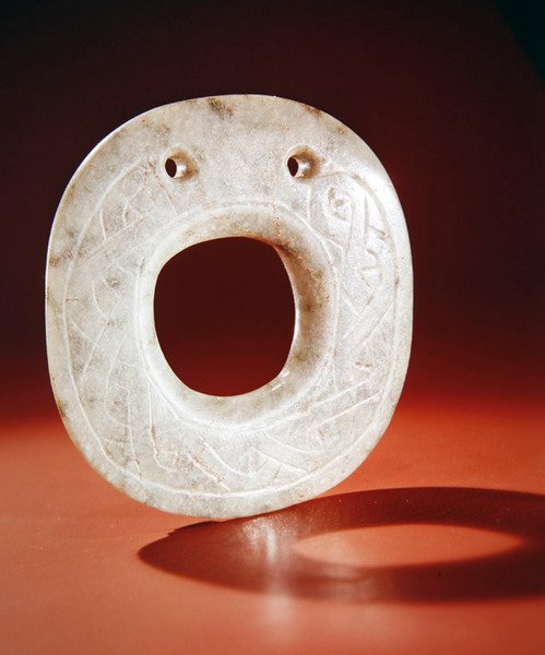 リナビエハ地区のグアシモからの円盤型の装飾品（半透明の明るい色と濃い緑色の翡翠） 作： プレコロンビアンプレコロンビアン