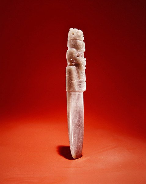細い斧の神、グアシモ、リネアビエハ地域から（半透明の青緑色のヒスイ） 作： プレコロンビアンプレコロンビアン
