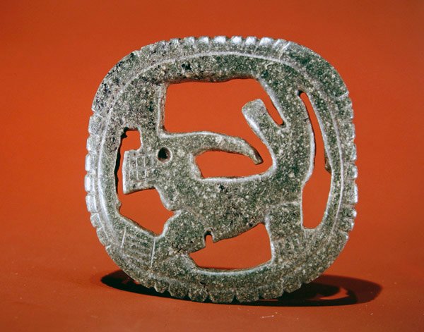 透かし彫りの動物の額、Linea ViejaエリアのGuacimo（多彩なミディアムグリーンジェイド） 作： プレコロンビアンプレコロンビアン