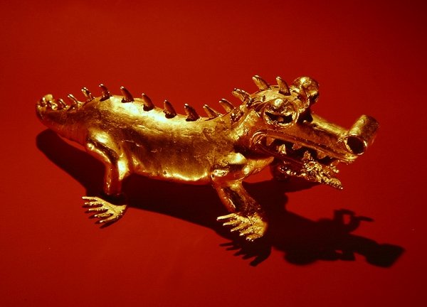 プンタブリカのラヴァカ出身の、人の姿を口にしたワニを表すペンダント（ゴールド）（351826も参照） 作： プレコロンビアンプレコロンビアン