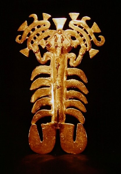 コスタリカ、オサ半島のプエルトヒメネスからの神話上の動物を表すペンダント（ゴールド） 作： プレコロンビアンプレコロンビアン