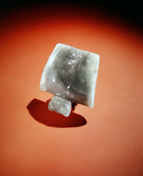 リナビエハ地域のグアシモからの手作業で作られた翼のあるペンダント（半透明のシーグリーンジェイド） 作： プレコロンビアンプレコロンビアン