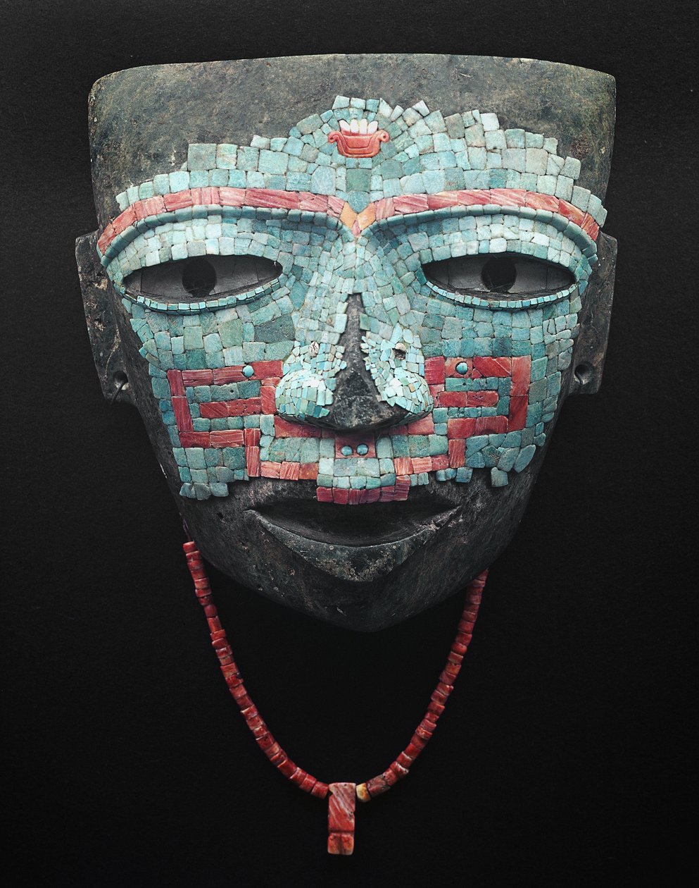Begräbnismaske bedeckt mit Türkis- und Rotmuschel-Mosaik. Artefakt aus Teotihuacan, Mexiko-Stadt. Teotihuacan-Zivilisation - Präkolumbianische Kunst: Begräbnismaske aus Türkis- und rosa Steinen aus der Zivilisation von Teotihuacan III (300-650 n. Chr.) Mex von Pre-Columbian Pre-Columbian