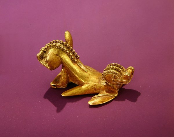 双頭の動物を描いたタイロナ・ペンダント 紀元後7～8世紀（金 作： プレコロンビアンプレコロンビアン