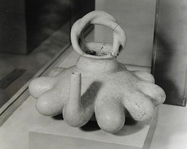 10個の乳首の形で飾られた花瓶、ワステカ、c.1000-1250（テラコッタ）（白黒写真） 作： プレコロンビアンプレコロンビアン