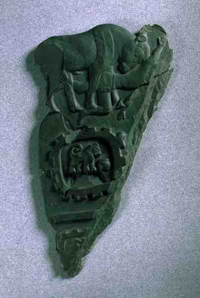 ブルのパレット、アビドス、紀元前3300〜3100年（片岩） 作： エジプト王朝時代